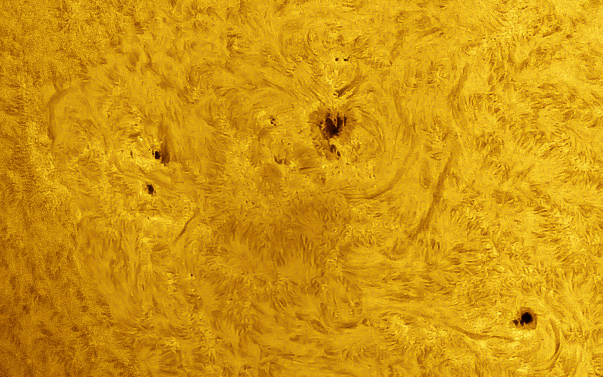 Community photo entitled Sunspot regions 3711-3709-3708 by EGIDIO VERGANI on 06/10/2024 at Milano Italia