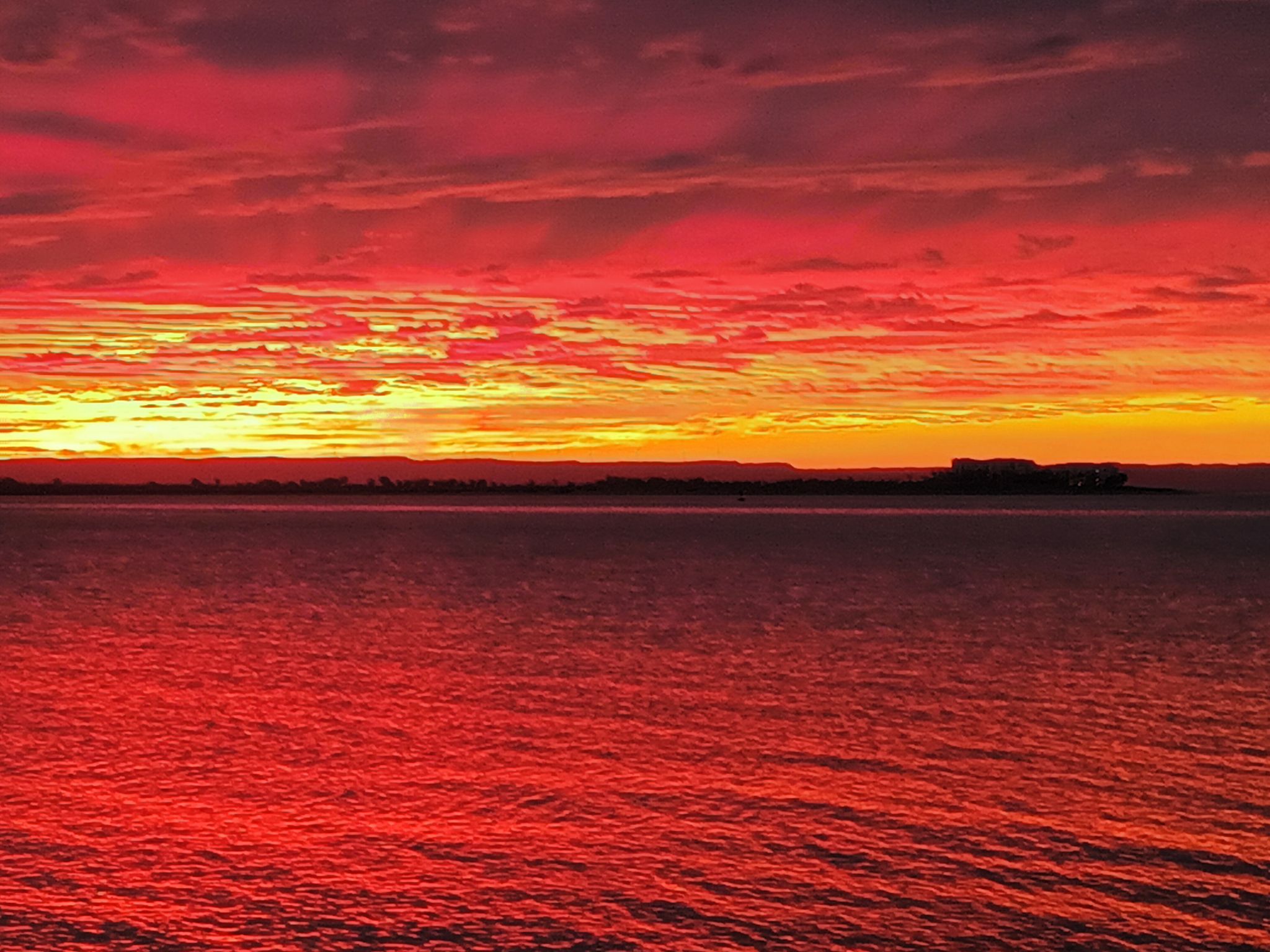 Community photo entitled Red sunset in La Paz bay by Angel Cu on 04/20/2024 at La Paz, Baja California Sur Mexico