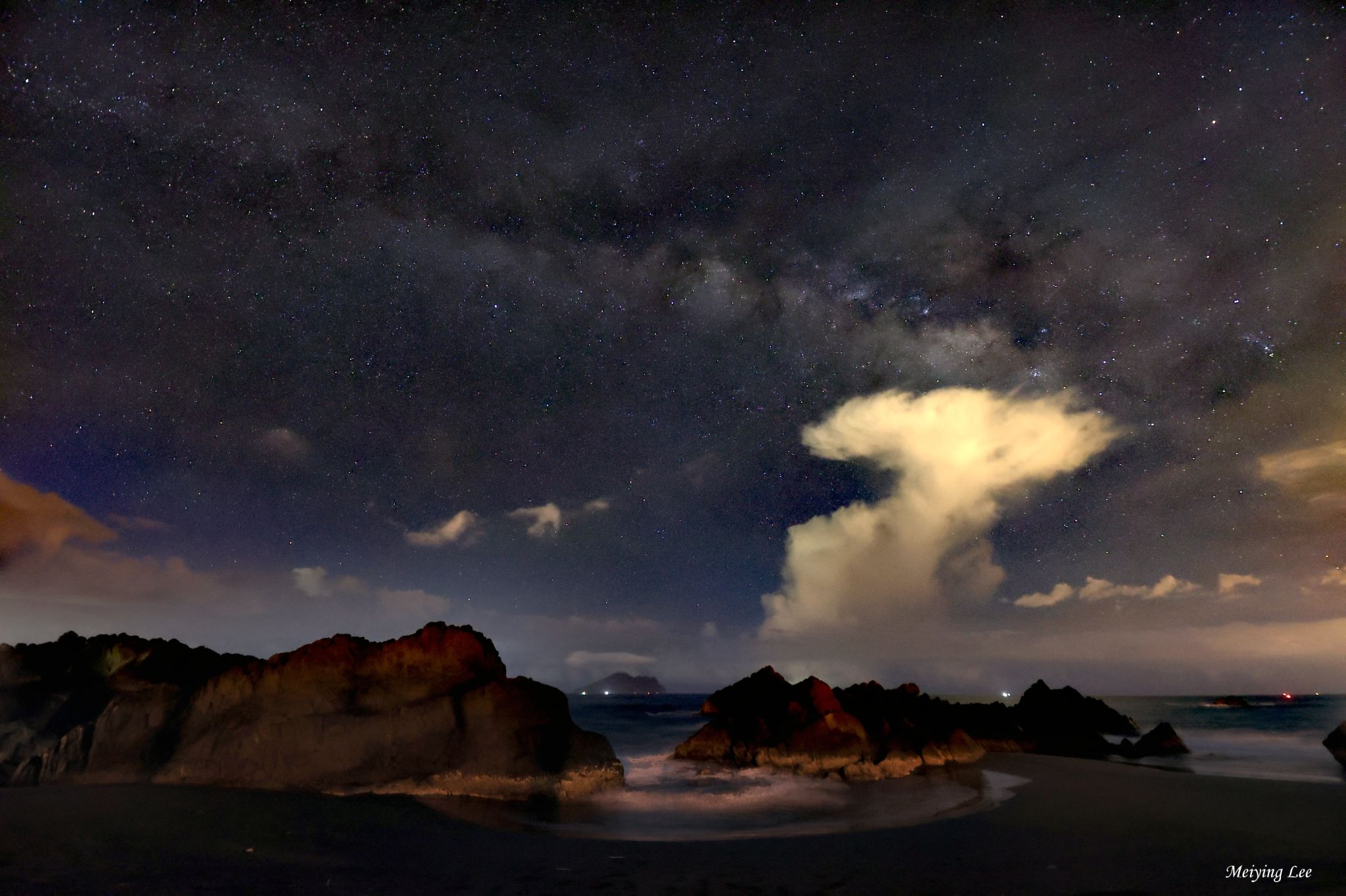 Community photo entitled Round Waves and Milky Way by Meiying Lee on 07/03/2024 at Yilan, Taiwan