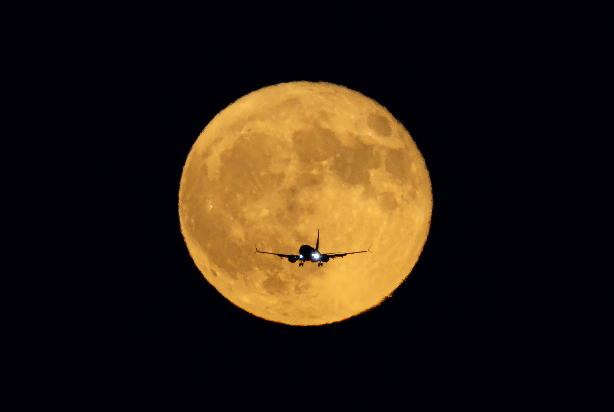 Community photo entitled Plane meets Supermoon by Harry Lu on 08/19/2024 at Burlingame, CA, USA