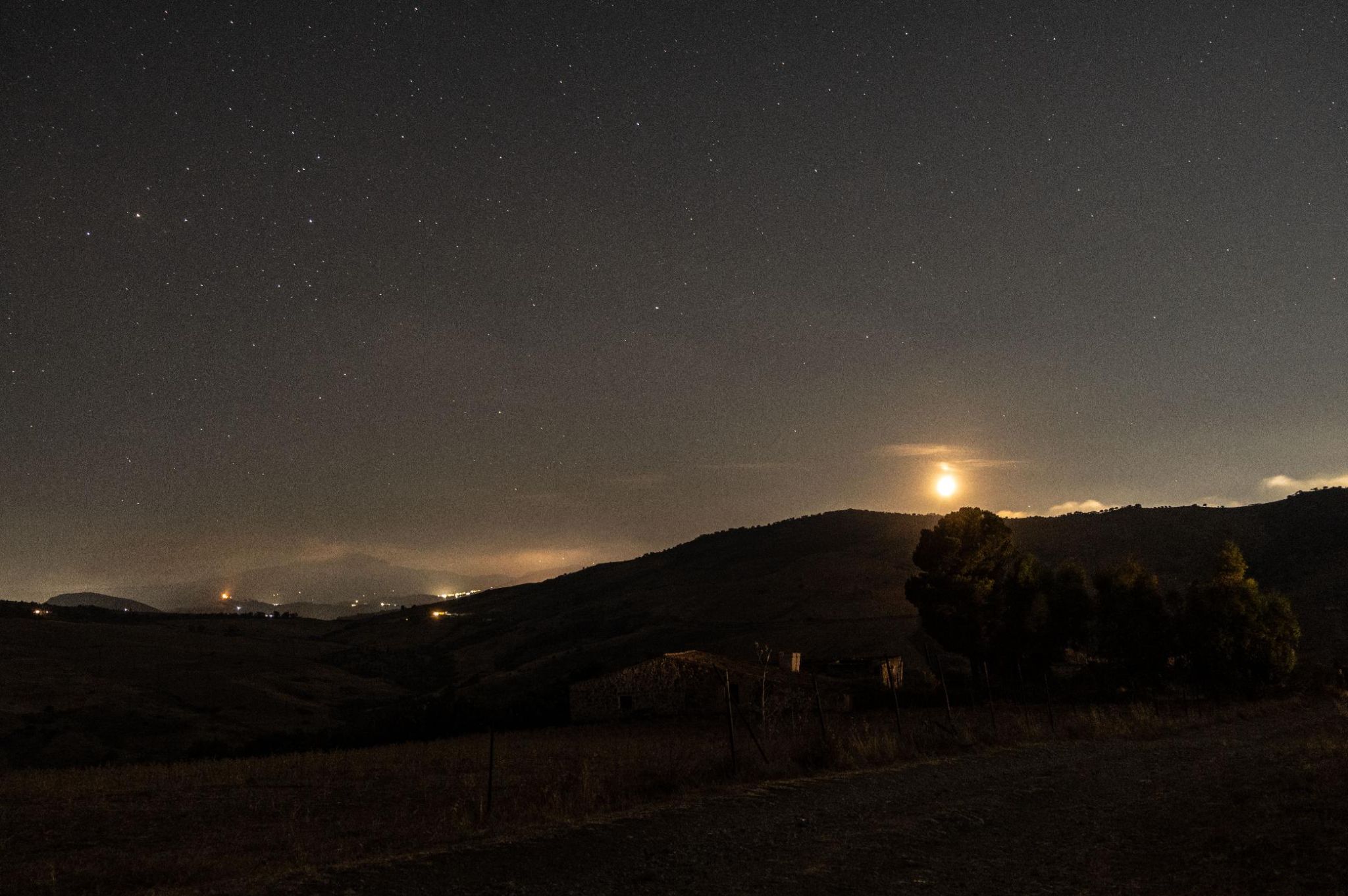 Community photo entitled Setting Moon by Teresa Molinaro on 08/10/2024 at Sicily, Italy