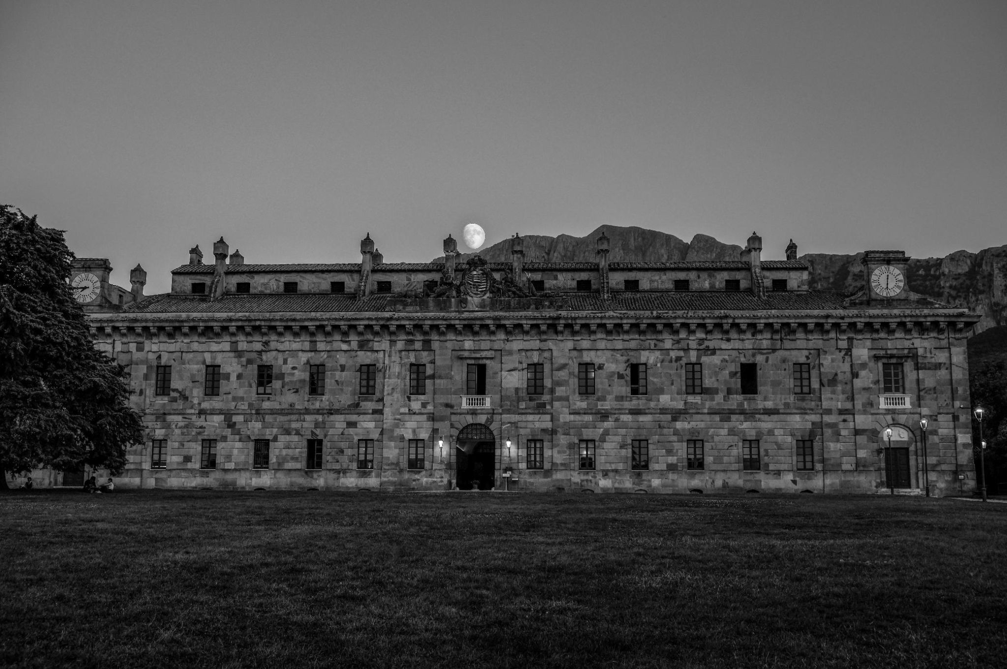 Community photo entitled Moon rise over the Real Casina di Caccia by Teresa Molinaro on 08/16/2024 at Ficuzza, Sicily, Italy