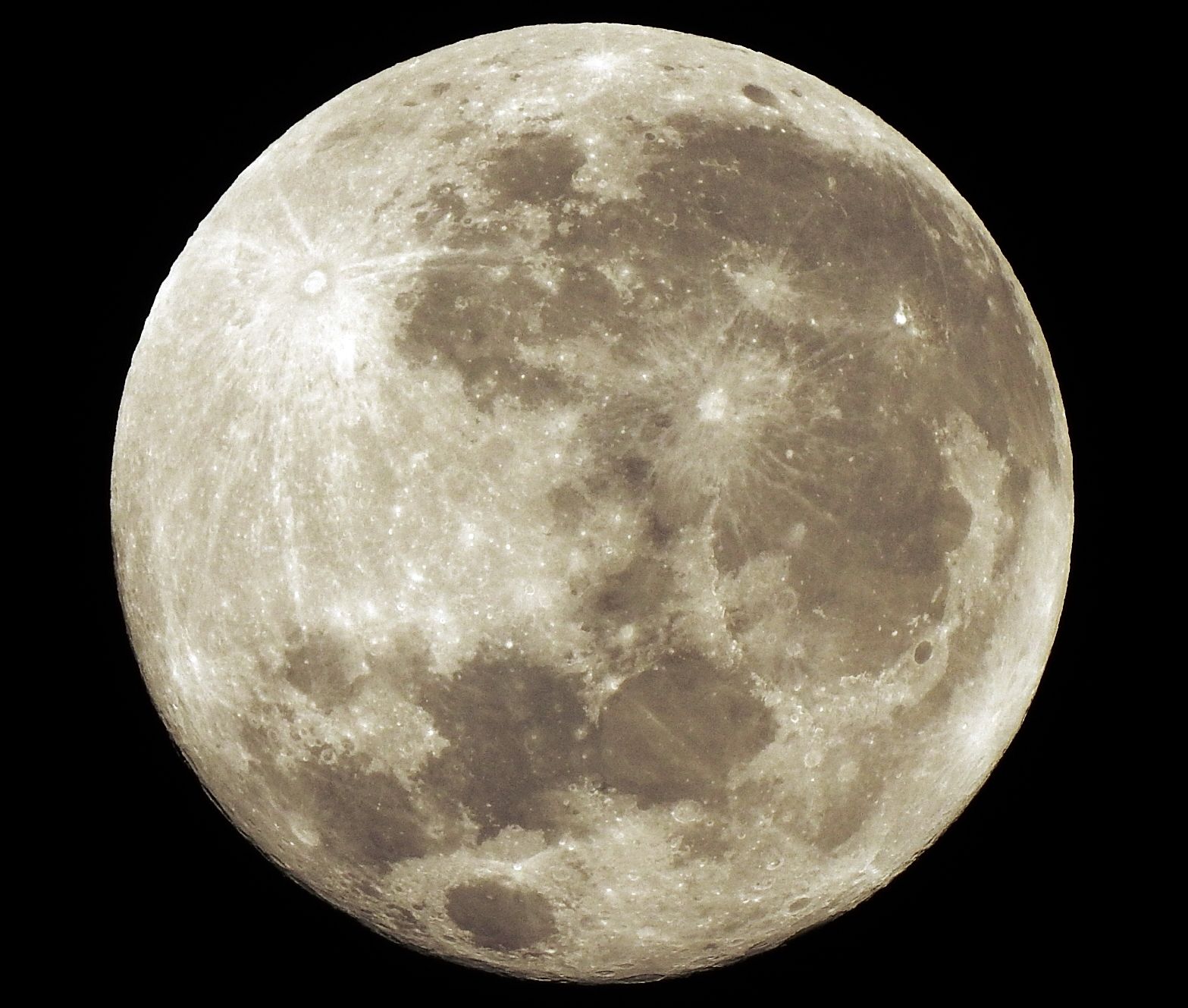 Community photo entitled Super Blue Moon Adorning Rio`s Sky by Helio C. Vital on 08/20/2024 at Rio de Janeiro, Brazil