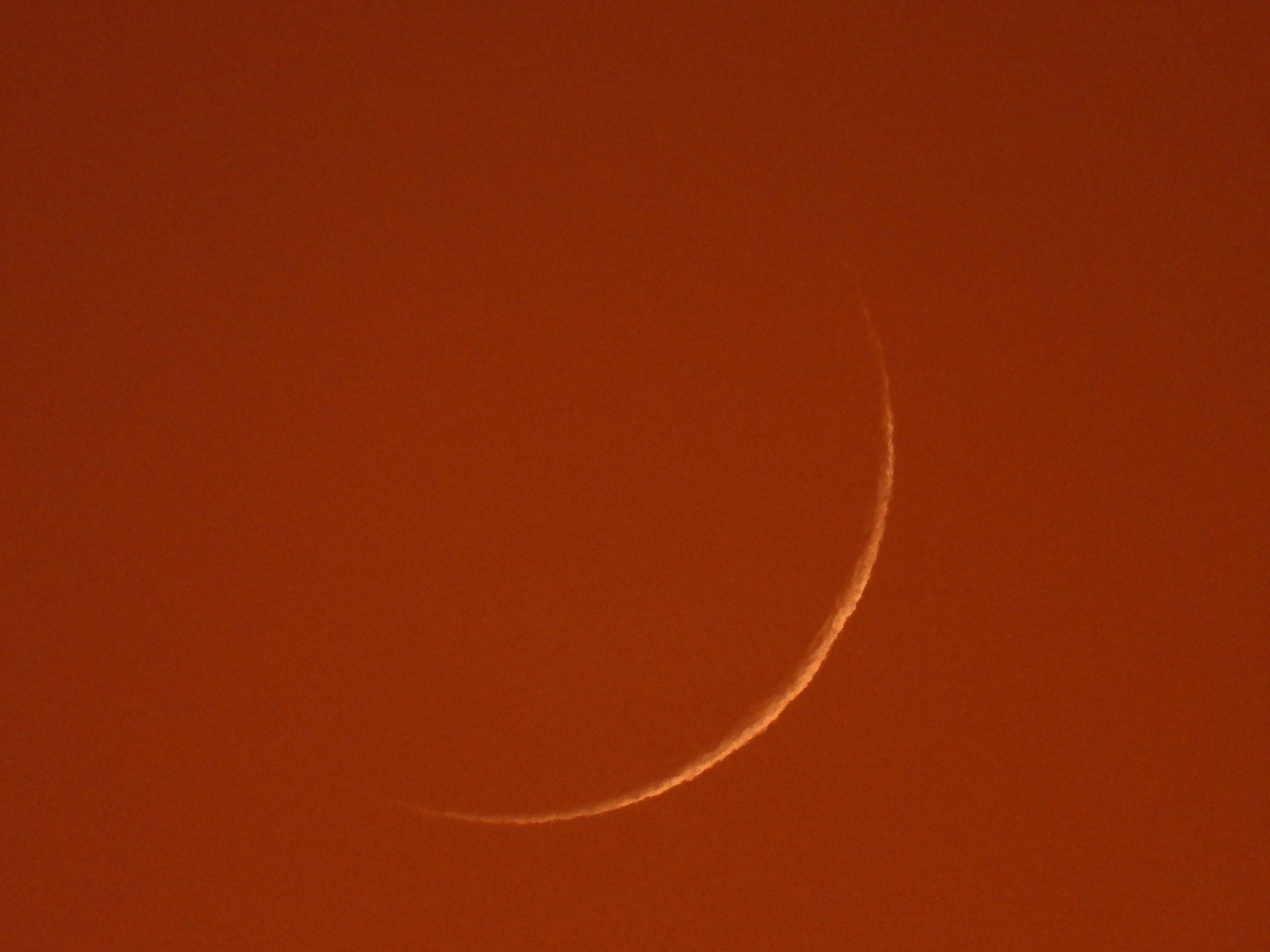 Community photo entitled Almost new moon by Roosevelt Silva on 09/01/2024 at Brasília, DF, Brasil