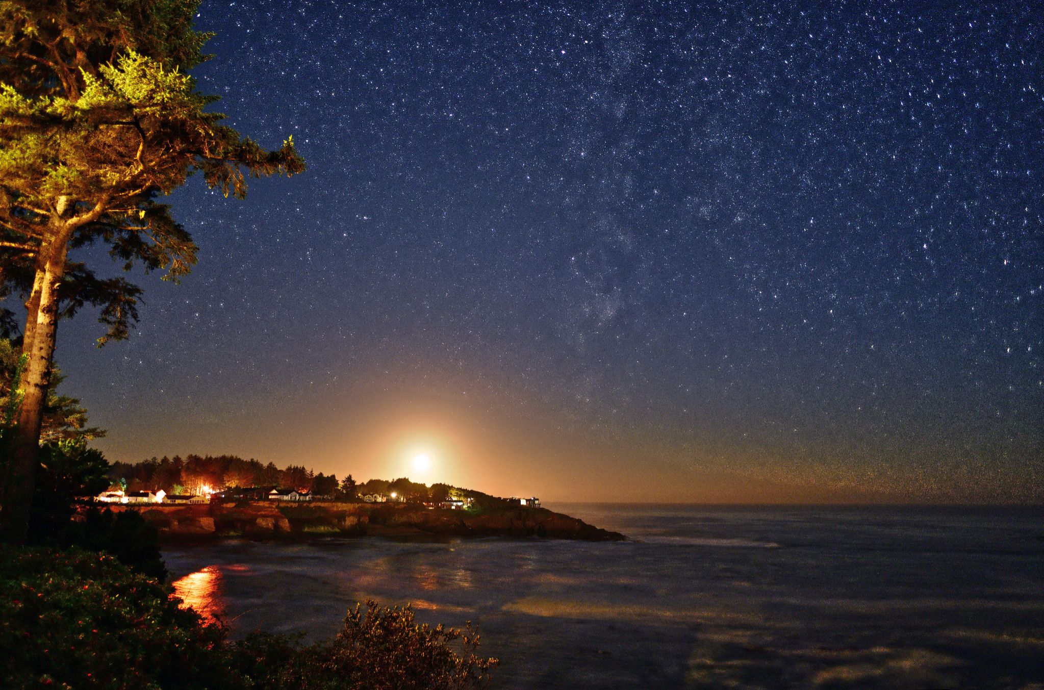 Community photo entitled Distant Moonset by Cecille Kennedy on 09/13/2024 at Oregon Coast, Oregon