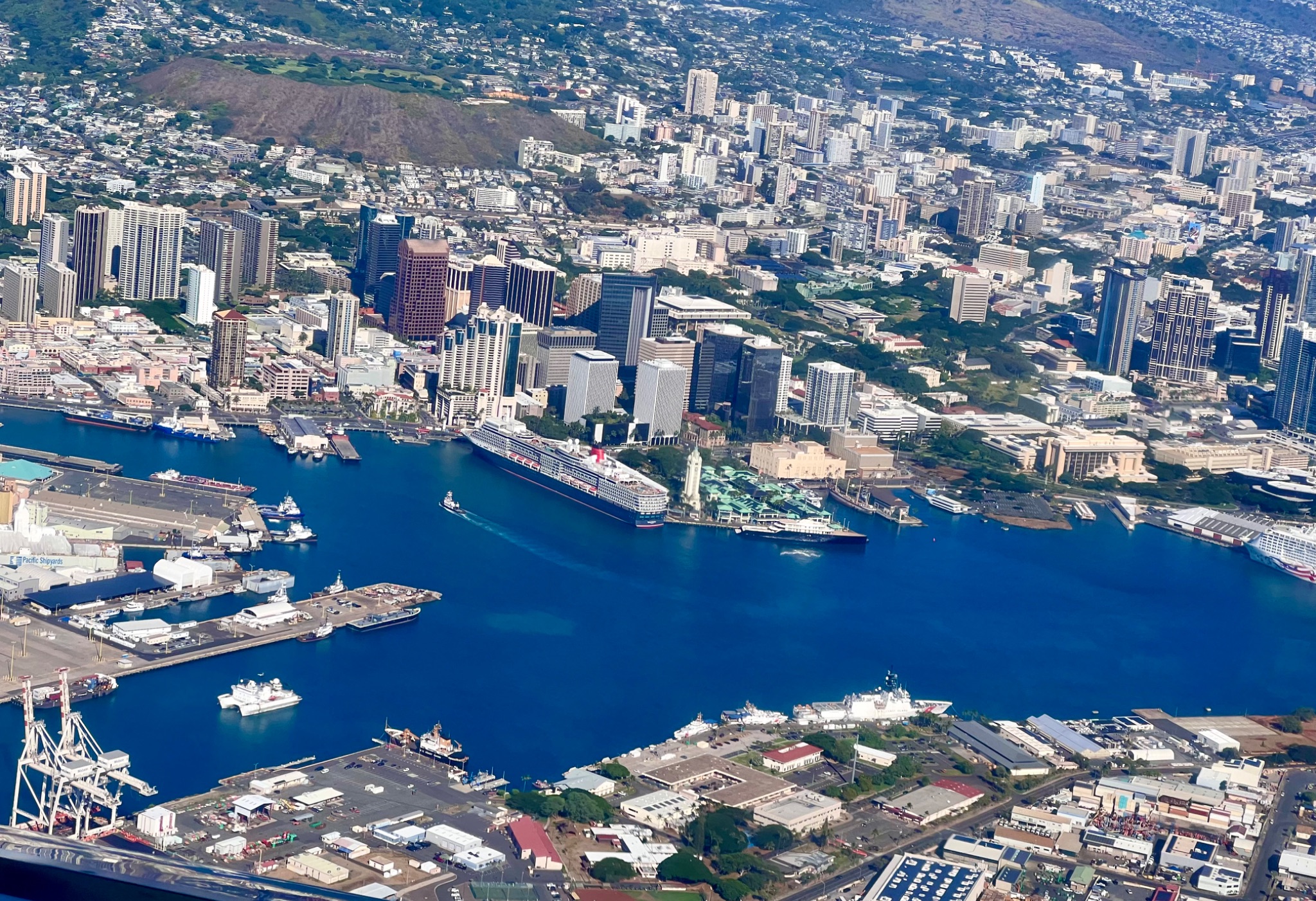 Community photo entitled Queen Elizabeth & LIVA Superyacht by Paul C. Peh on 09/28/2024 at Honolulu, HI, USA