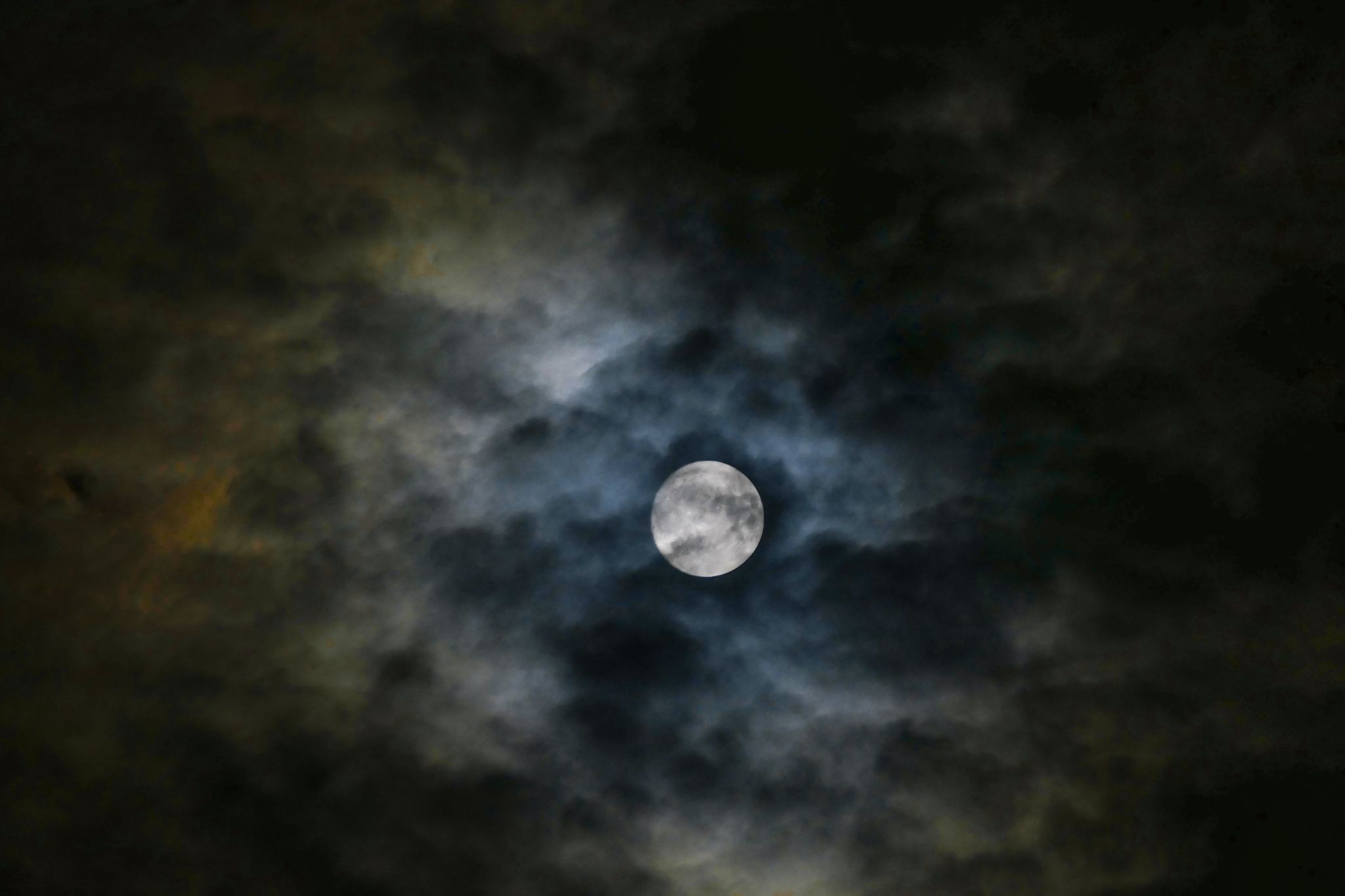 Community photo entitled Moon with iridescent clouds by EGIDIO VERGANI on 09/16/2024 at Milano-Italy