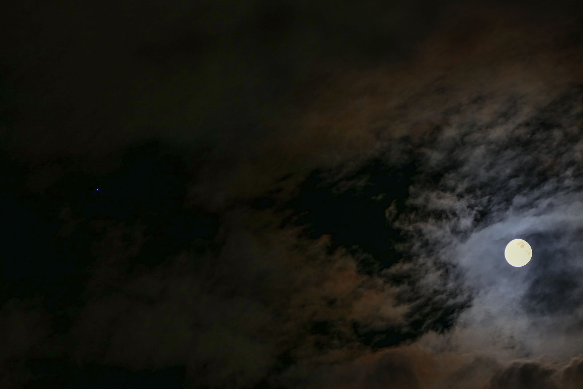 Community photo entitled Saturn-Moon encounter with iridescent clouds by EGIDIO VERGANI on 09/17/2024 at Milano-Italy