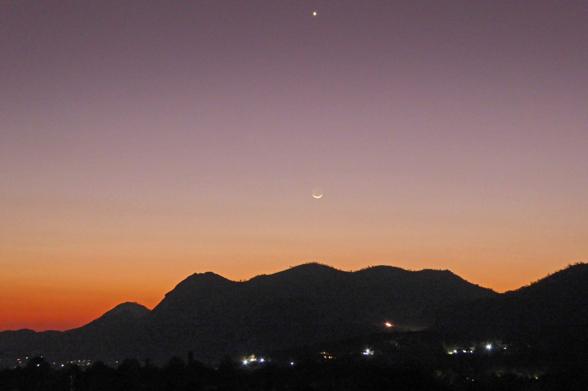 Community photo entitled Venus and Young Moon with Earthshine in Volcanic Sunset by Peter Lowenstein on 09/04/2024 at Mutare, Zimbabwe