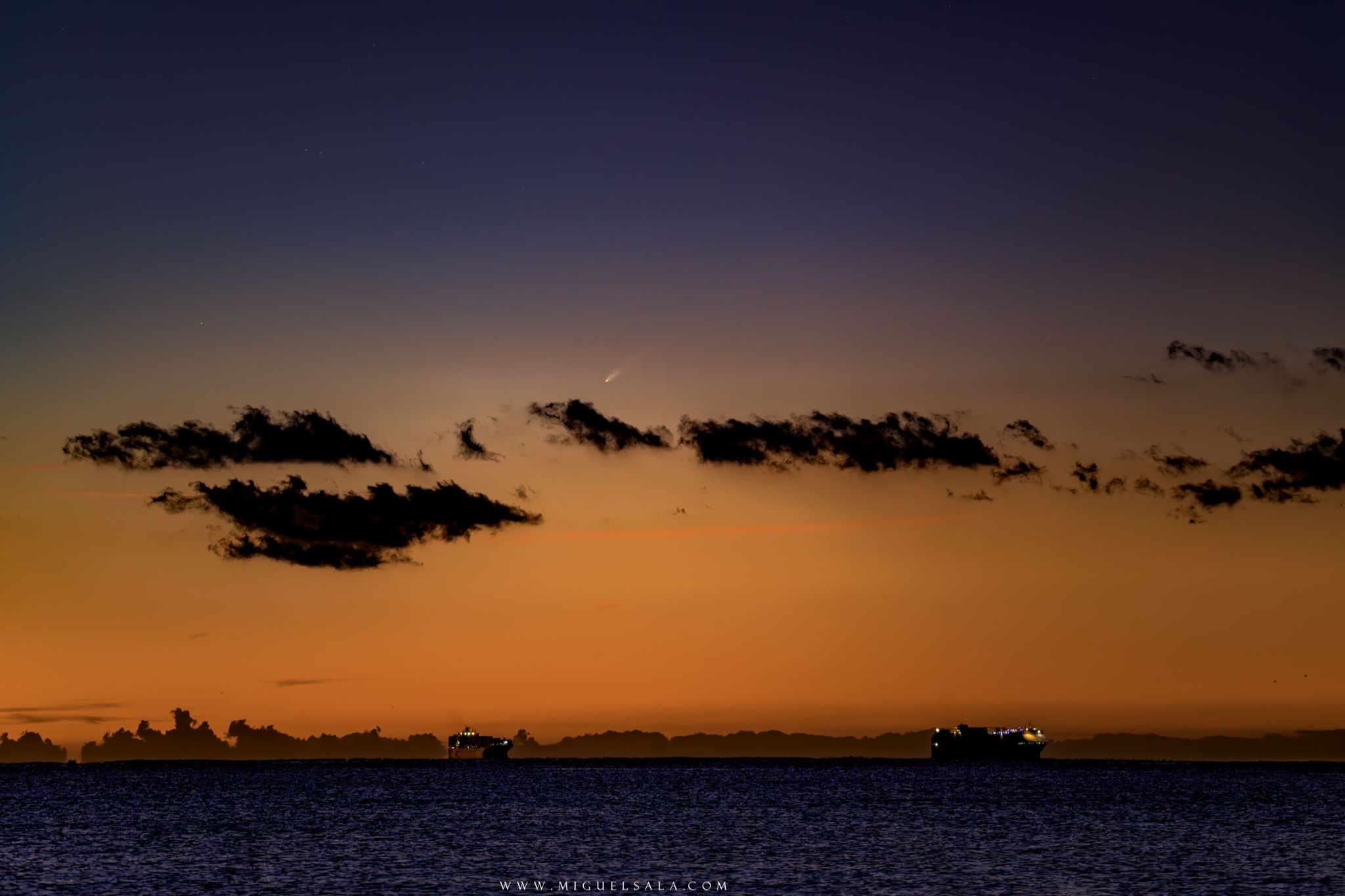 Community photo entitled Comet C/2023 A3 (Tsuchinshan-ATLAS) over the Mediterranean Sea by Juan Sala on 09/29/2024 at Valencia (Spain)