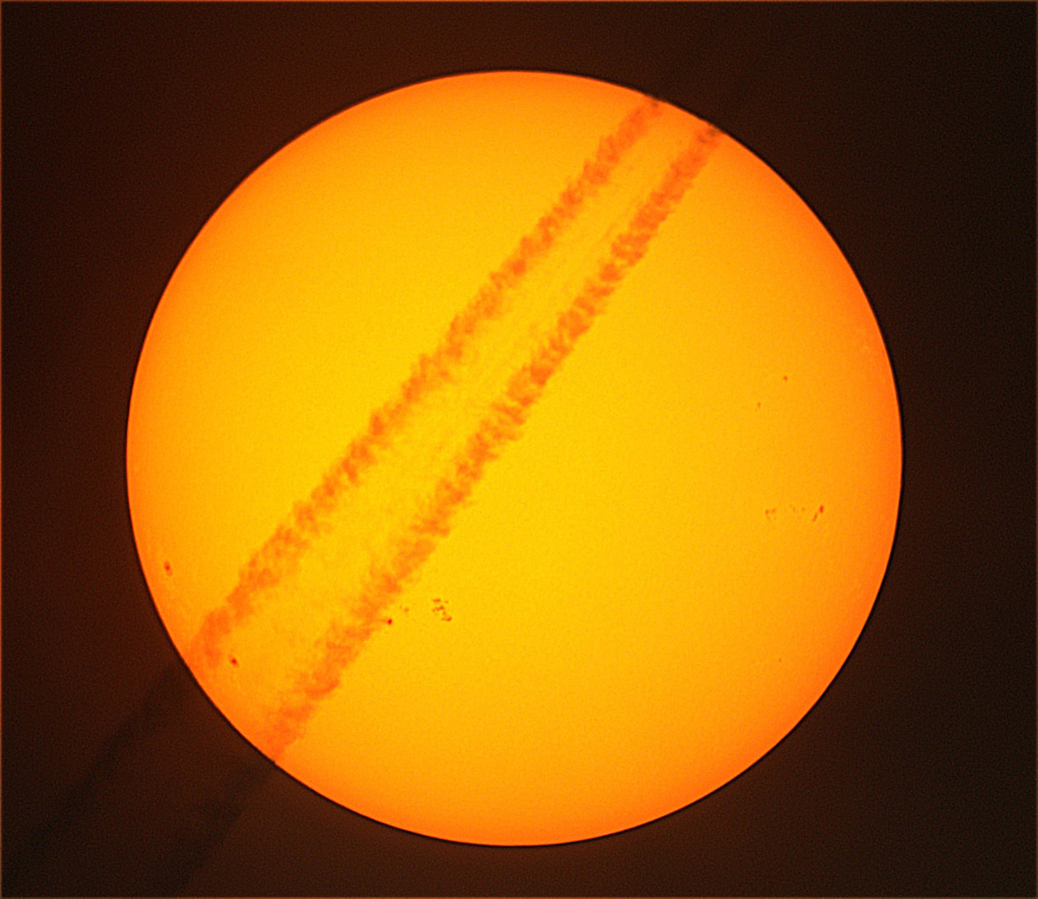 Community photo entitled Sunspots and vapour trails! by David Hawkes on 09/17/2024 at Sheffield, UK