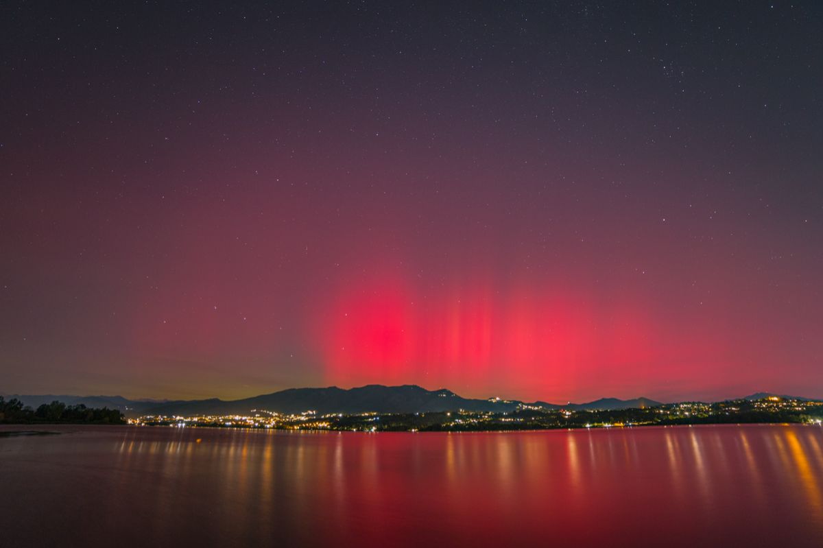 Community photo entitled Red light in the lake by Paolo Bardelli on 10/10/2024 at Bodio Lomnago (Varese), Italy