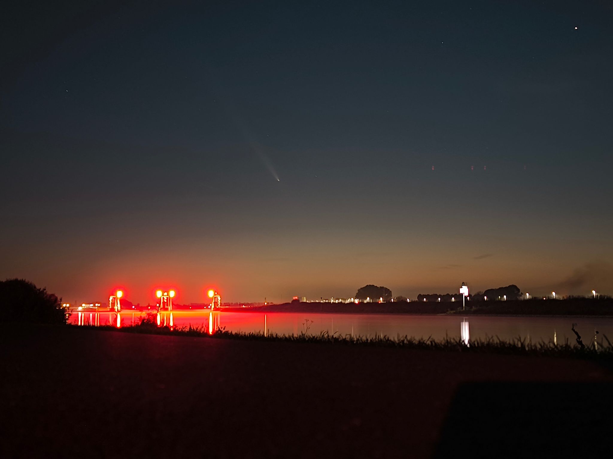 Community photo entitled Tsuchinshan-ATLAS above hydroelectric powerplant in Maurik, Netherlands by Eike Heuser on 10/14/2024 at Maurik, Netherlands