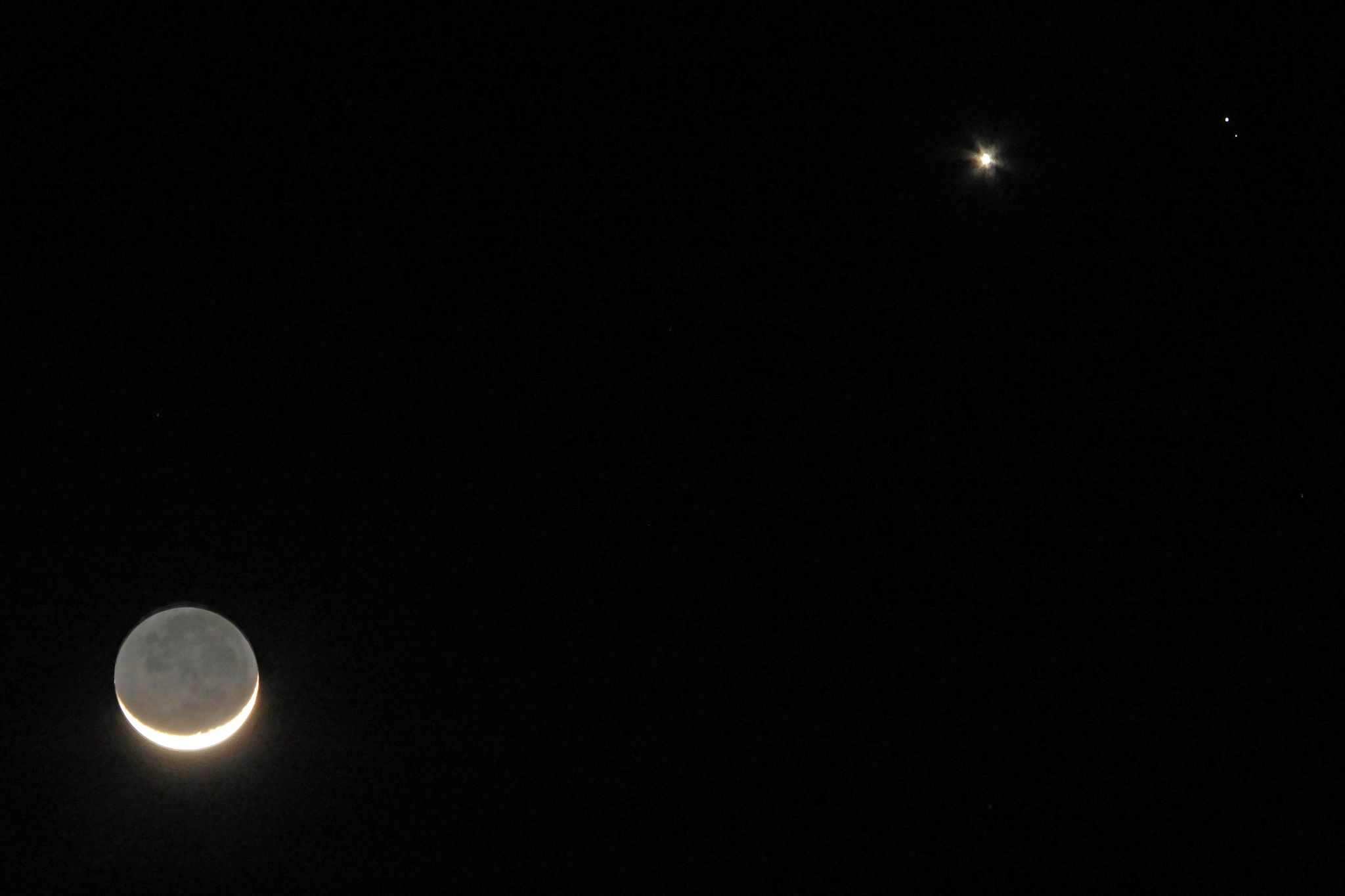 Community photo entitled Young Moon, Venus and Zebelengenubi. by Peter Lowenstein on 10/05/2024 at Mutare, Zimbabwe