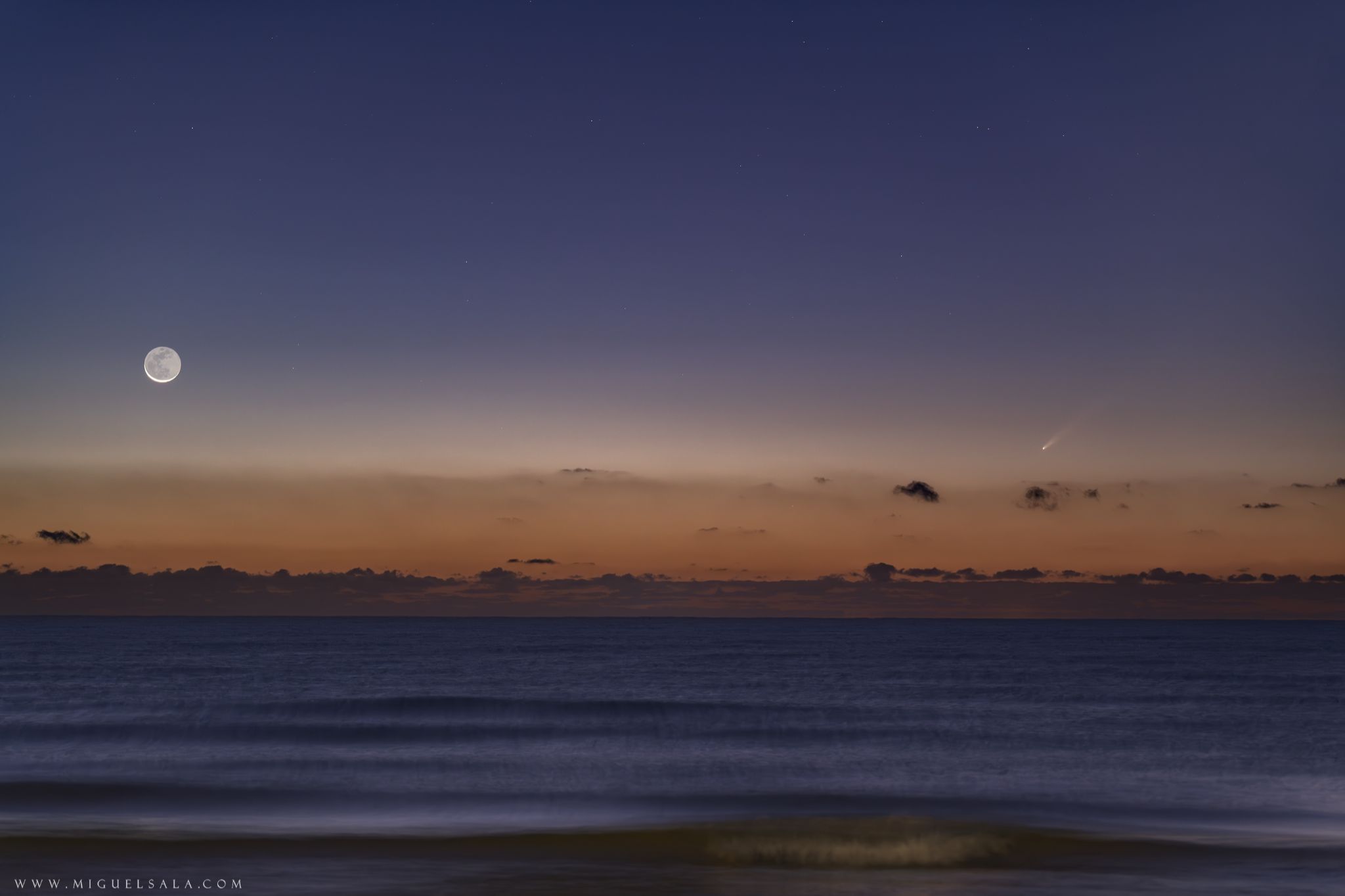 Community photo entitled Comet and moon by Miguel Sala on 10/01/2024 at Valencia (Spain)